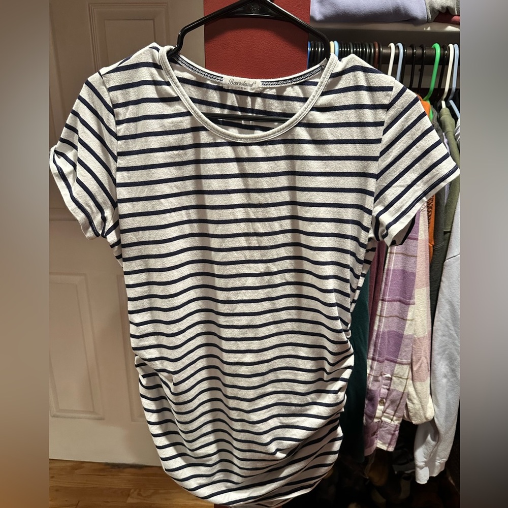 Size Medium- Bearsland (Amazon brand) maternity short sleeve shirt.